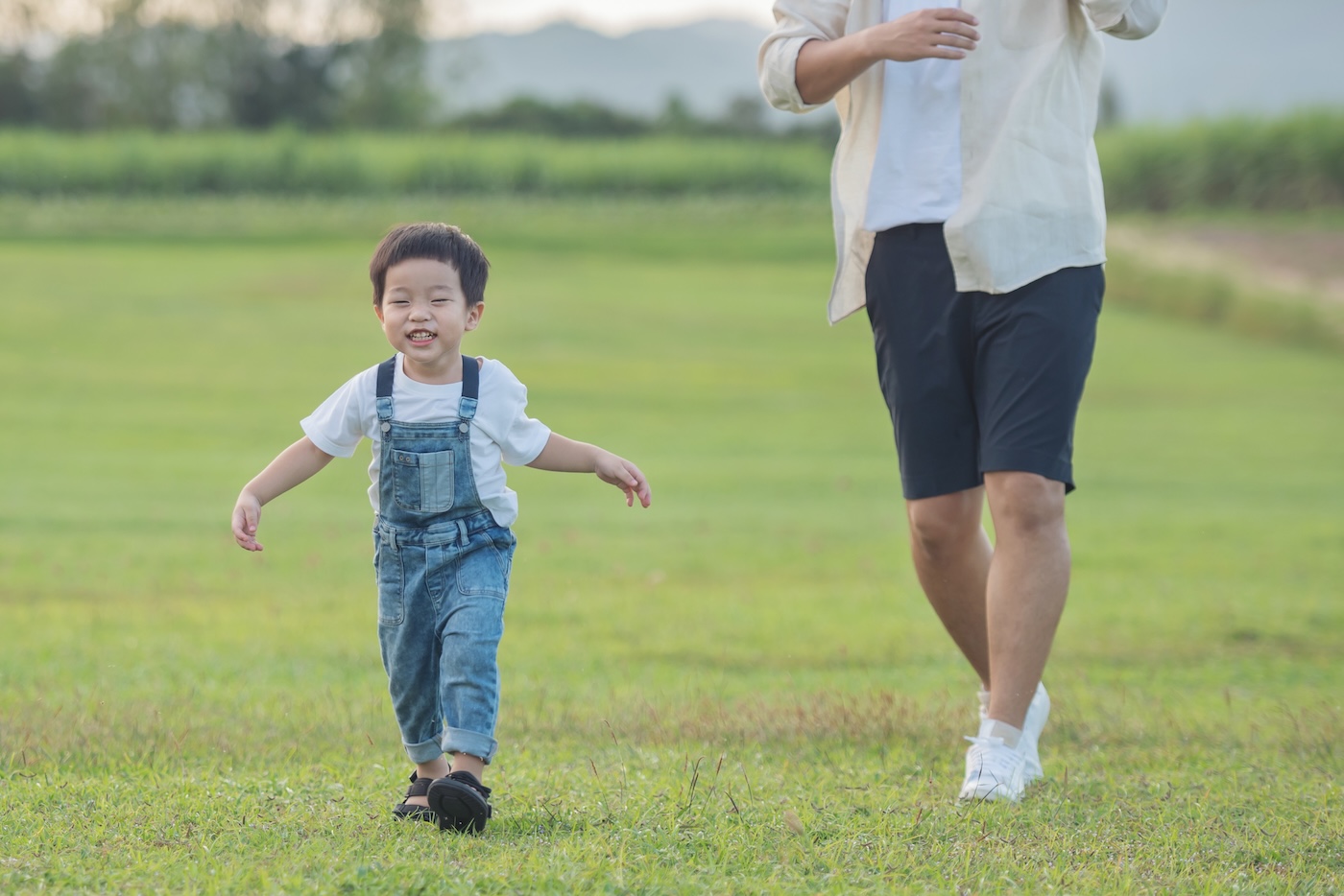 Bố mẹ nên tích cực cho bé hoạt động thể chất